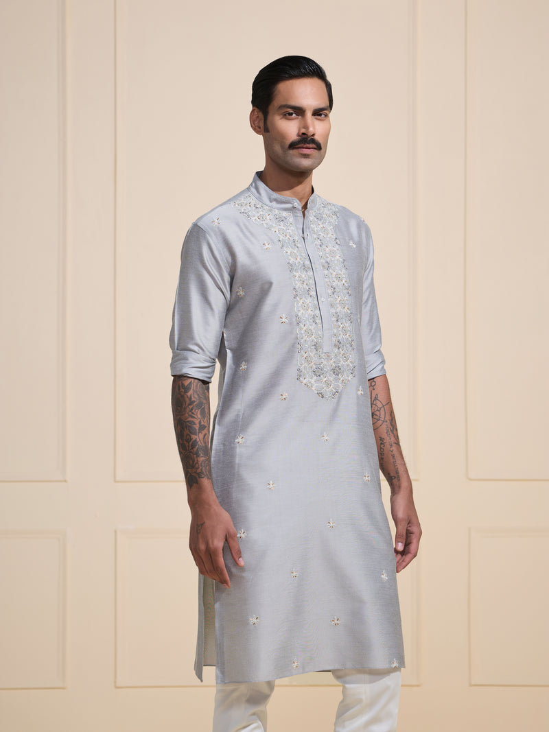 THE SILVER MIST: THE KURTA OF REFINED ELEGANCE