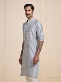 THE SILVER MIST: THE KURTA OF REFINED ELEGANCE