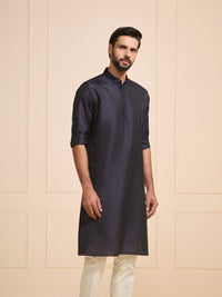 SLEEK NIGHTFALL: BLACK KURTA OF MINIMAL ELEGANCE